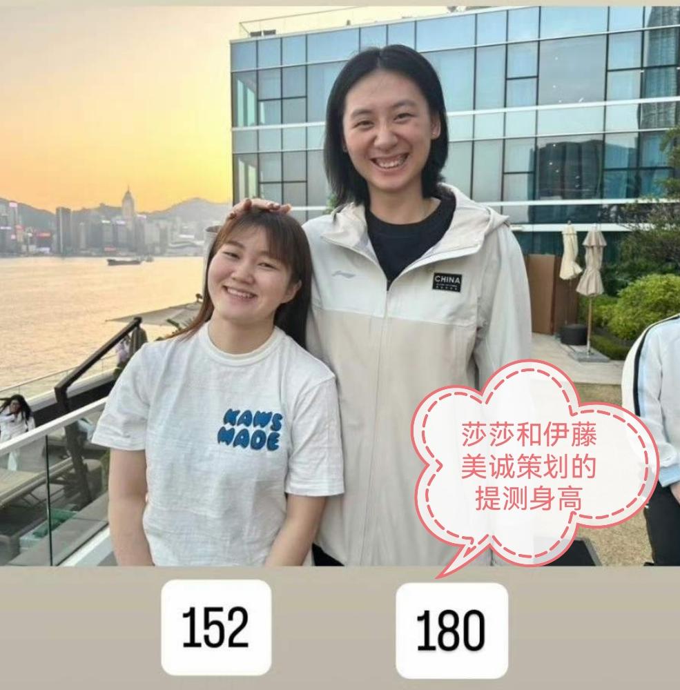 孙颖莎太能“搞事儿”了，在香港总决赛拍合影时，她本来在和大藤沙月、伊藤美诚聊天，