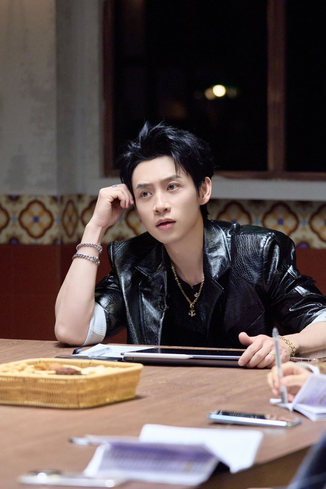 魏晨全场唯一真daddy大侦探晨船员被质疑时从容展示与晨雨儿的通话记录，嫌疑瞬间