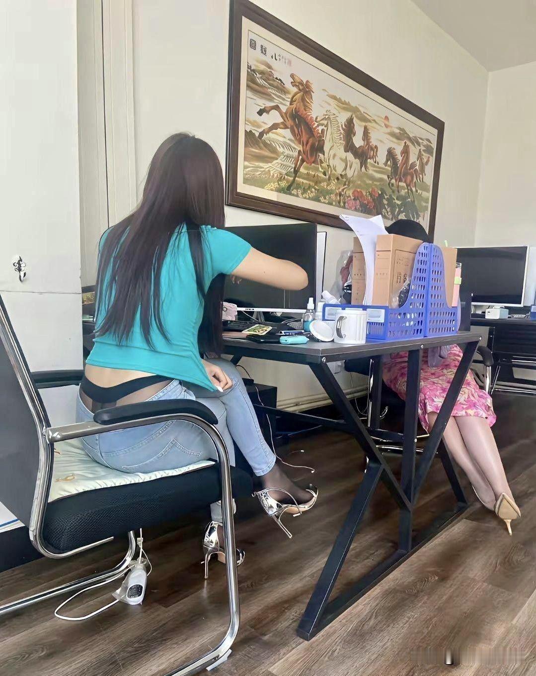 离婚女同事，天天这样穿，[大笑]我未婚，咋办？