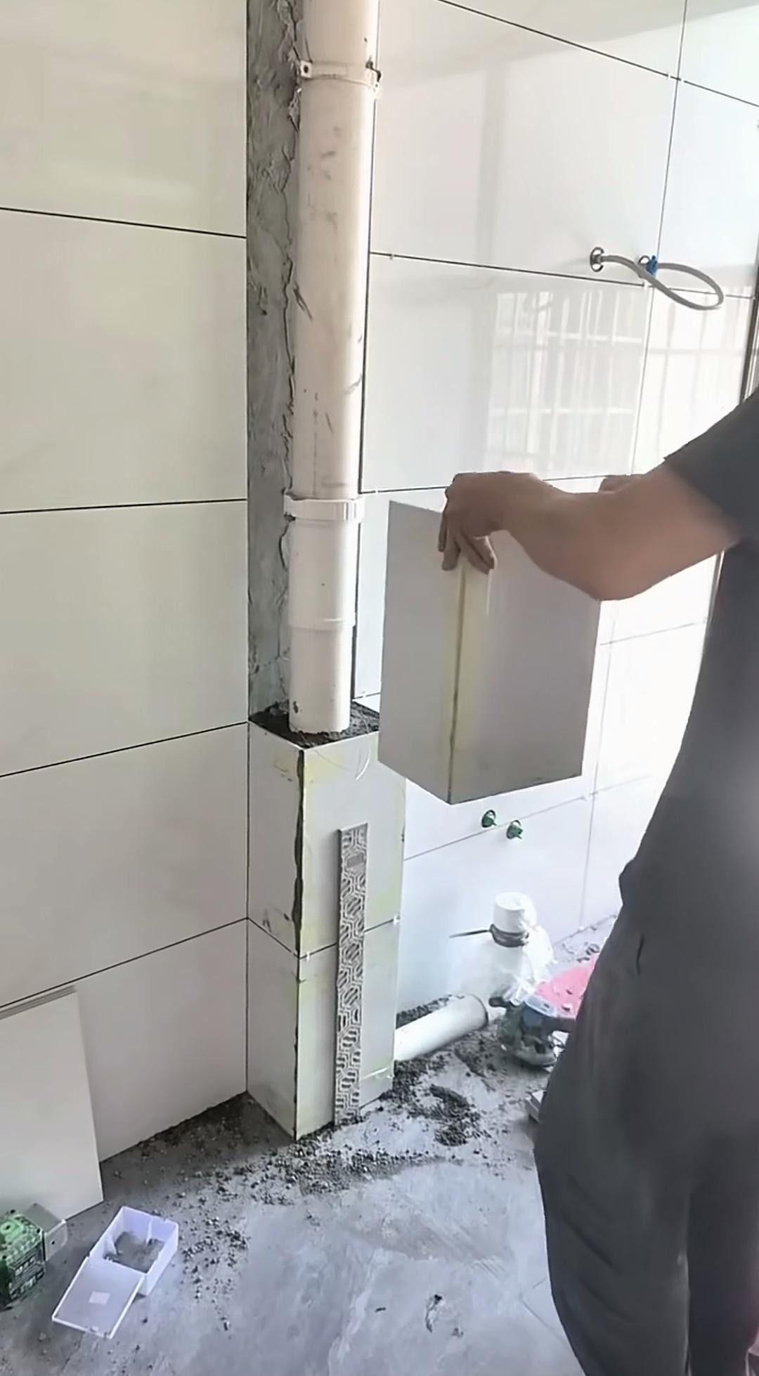 用拼合的瓷砖框包裹立管，这种工艺稳当吗？
师傅包下水管没采用常规操作，反倒把三面