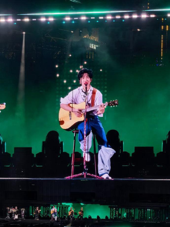 陈楚生济南开唱4万多位老师在现场 济南奥体中心今晚人均老师！陈楚生这波入乡随俗太
