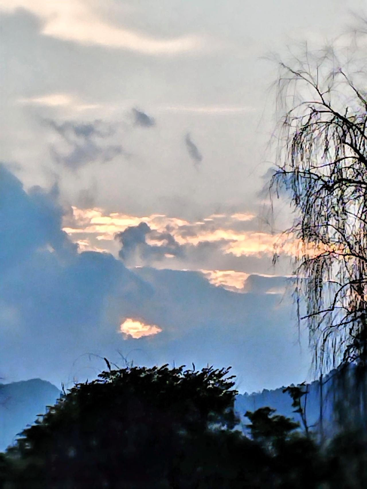 夕阳西下，云彩染上了橙色的边。