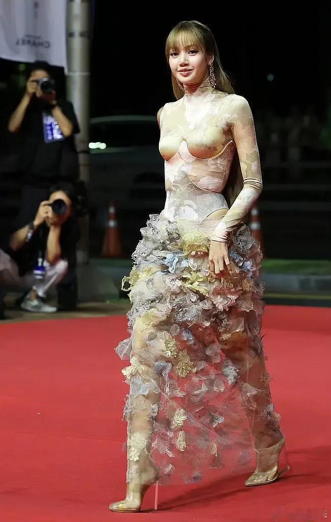 Lisa最新活动礼服惊艳亮相，独特设计你能get到美感吗？
Lisa在近期公开活