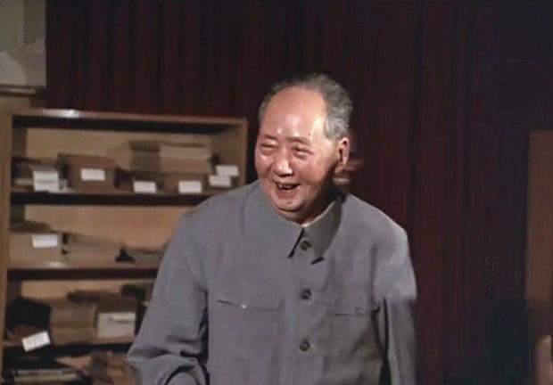 1959年毛主席回韶山探亲，看到父母坟墓年久失修，亲自叮嘱大家不要修缮，保留原貌