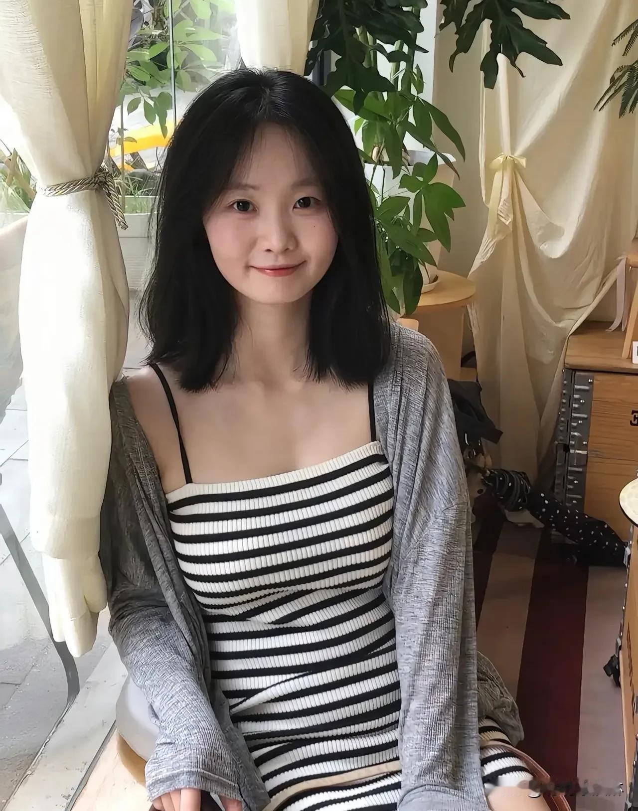 优雅不是刻意，是习惯：  
晨起一杯茶，裙摆随风轻摆，  
言谈温润如玉，举止从