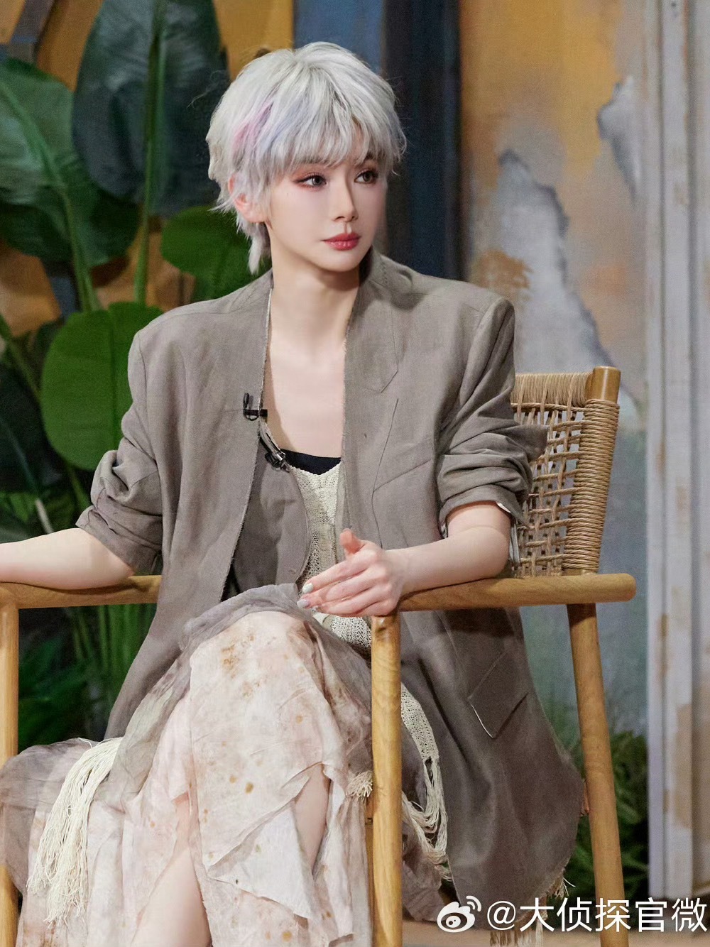 戚薇白发造型美我一大跳戚薇白色短发造型 撕漫女来了！戚薇在大侦探的每次妆造都漂亮