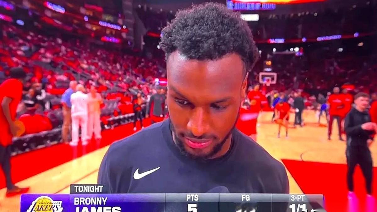 41岁的勒布朗·詹姆斯，还在季后赛扛着整支湖人往前冲。
中场休息，刺眼的灯光下，