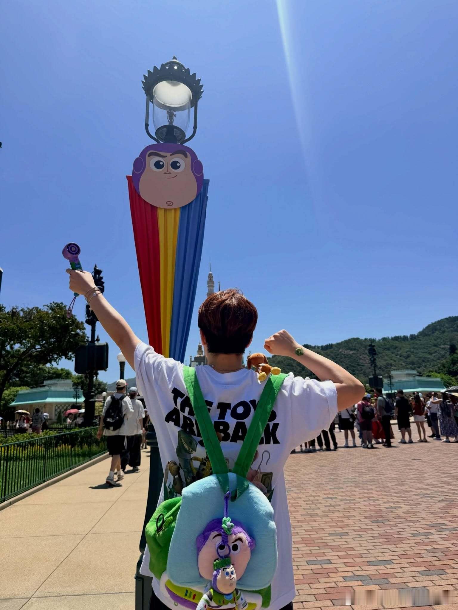 杜凯琹：在迪士尼度过了美好的一天🥰谢谢这份可爱的的礼物🎁🤩😍@ 香港迪士