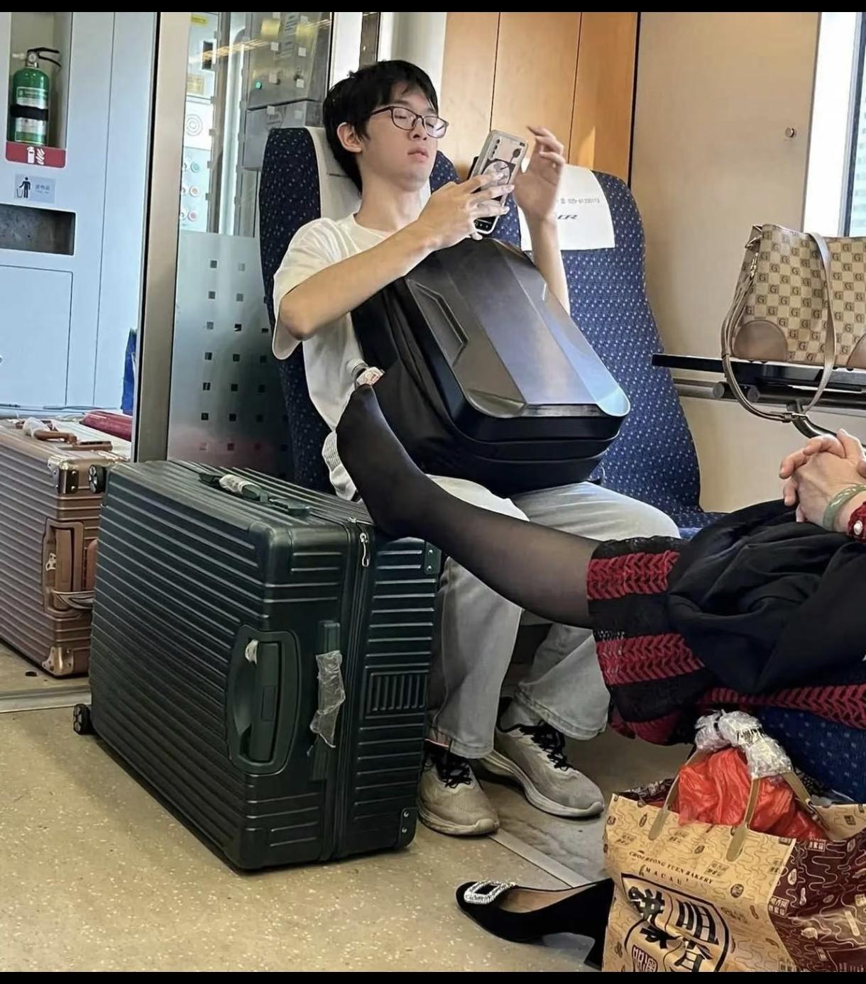 小伙子定力很好，也许对面是家人。