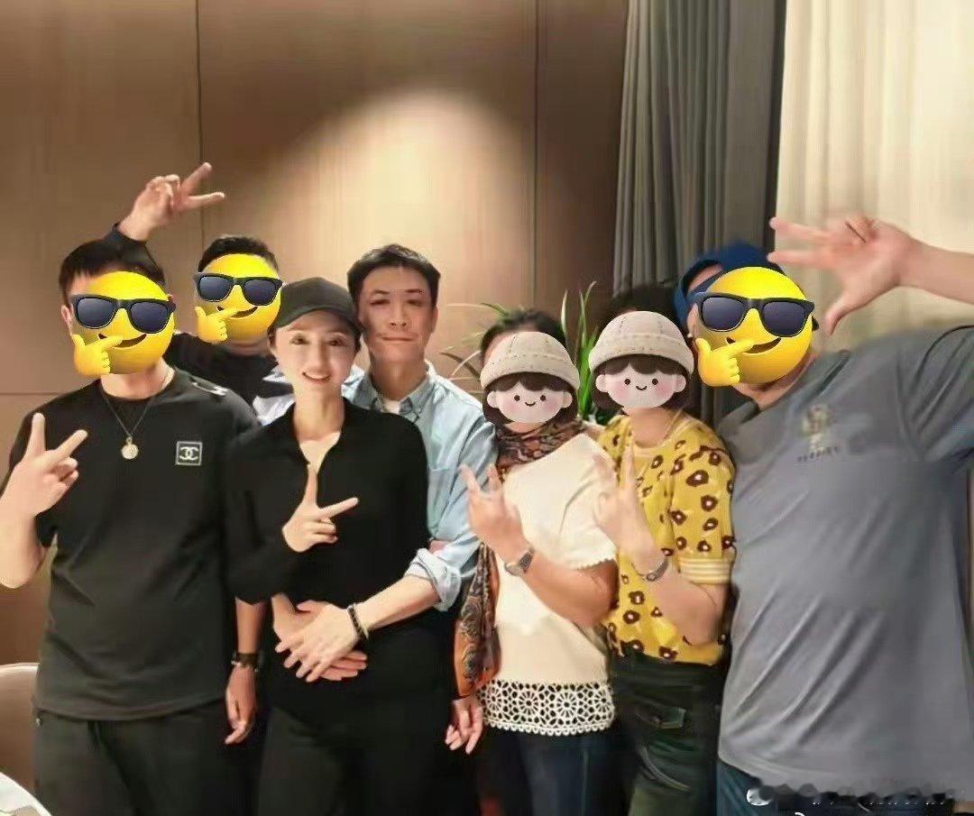 张维伊从背后抱着董璇与亲朋好友合照，甜的咧！ 