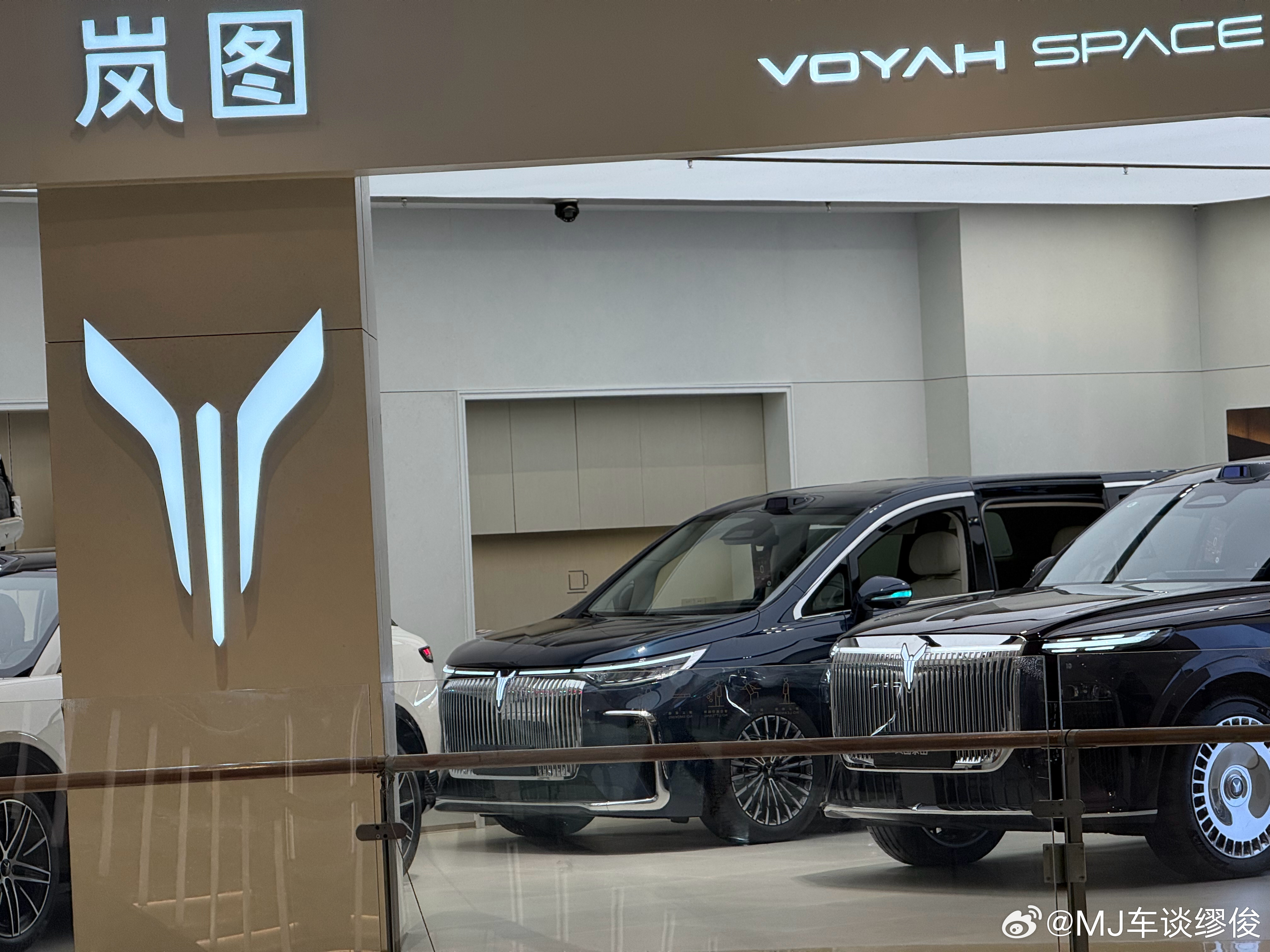 商场展厅一圈小蓝灯 上海·上海合生汇西楼