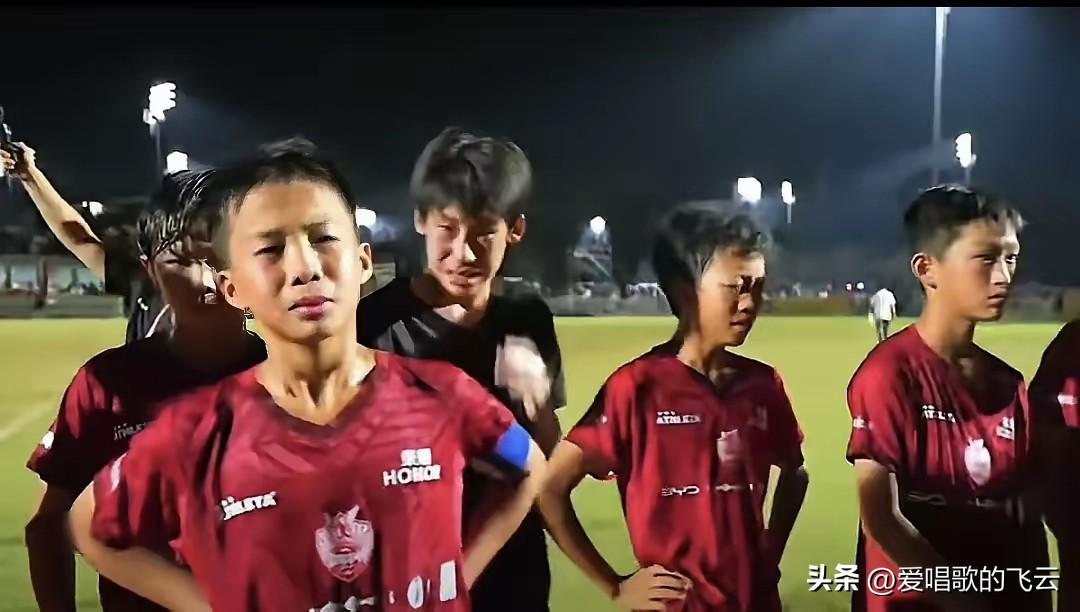 中国足球小将红队第六场半决赛淘汰赛，万众瞩目的关键之战。虽拼尽全力，但还是遗憾以