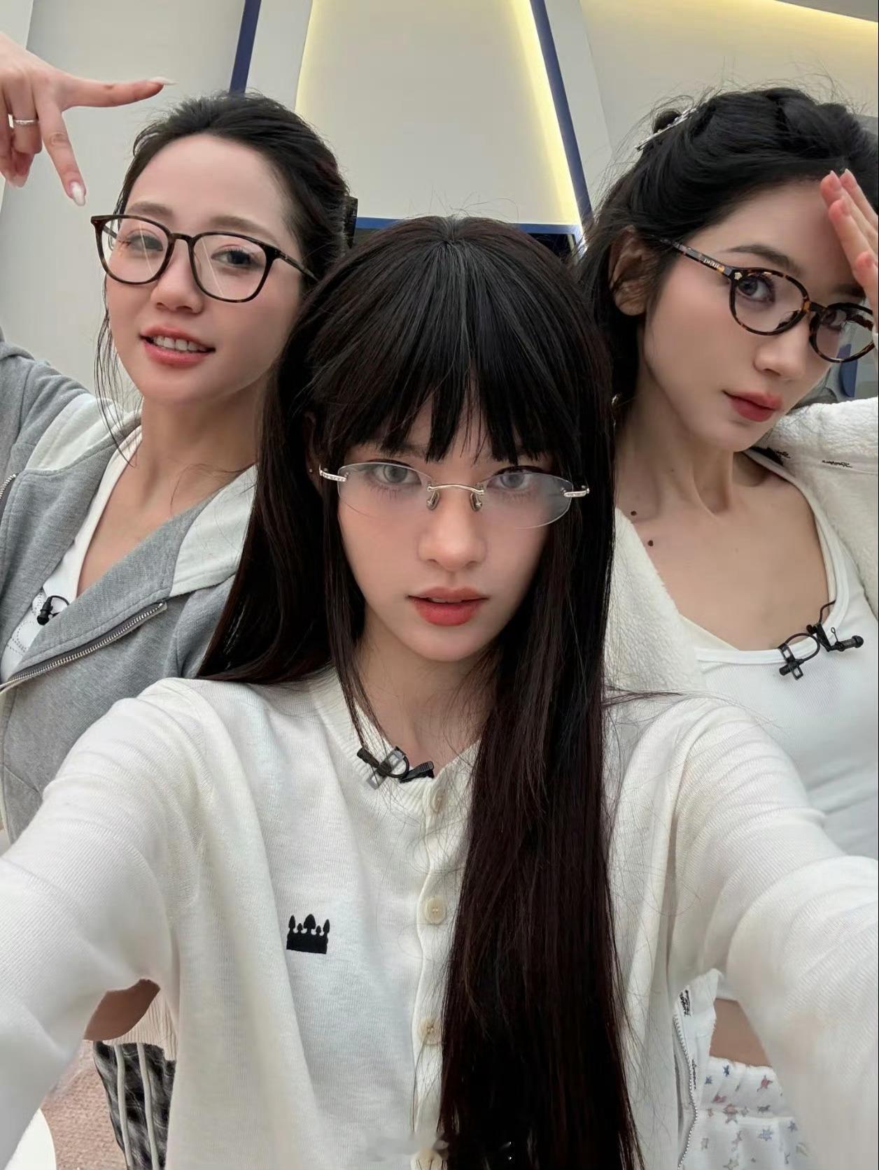 张艺上有刘海以为是hanni救命，张艺上刘海造型差点让我喊出hanni！这相似度