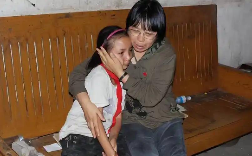 很多年前，这个大山里的女孩，差点被家里拽退学换彩礼。是张桂梅死死把她按回课桌前，