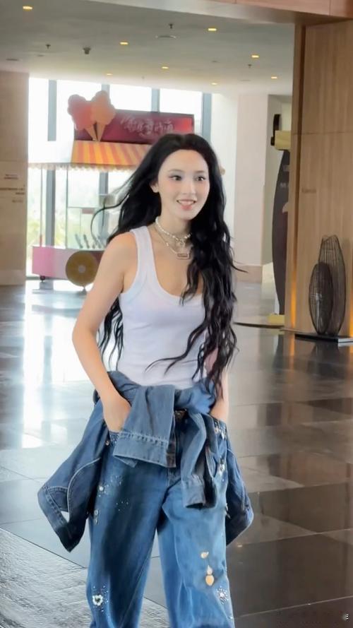 彭小苒 我想看着大家离开彭小苒看着大家离开才转身，这一幕超戳人。她重感情的模样，