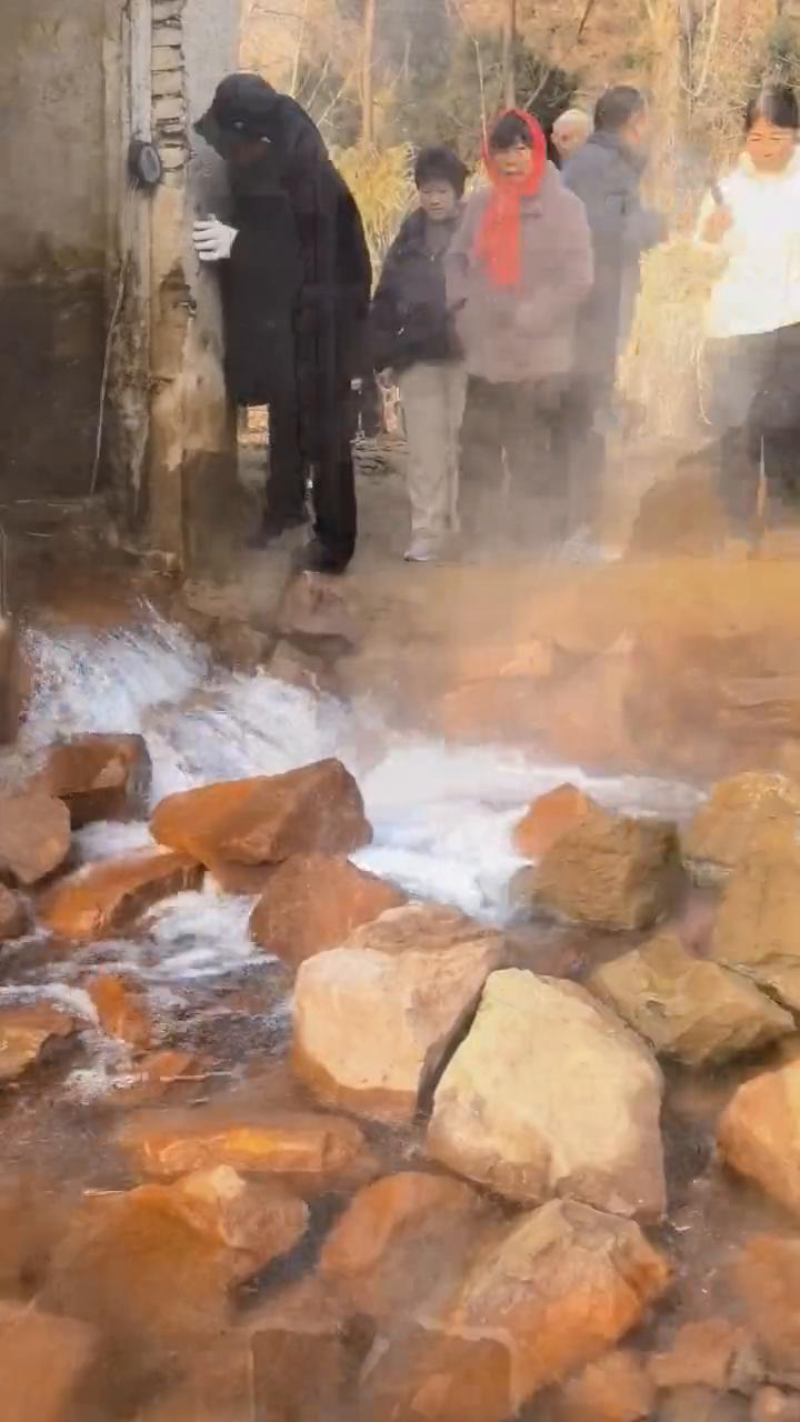 贾鲁河源头再现30年前泉涌盛况，喷薄而出的泉水惊讶到震撼。
朋友们，河南郑州的贾