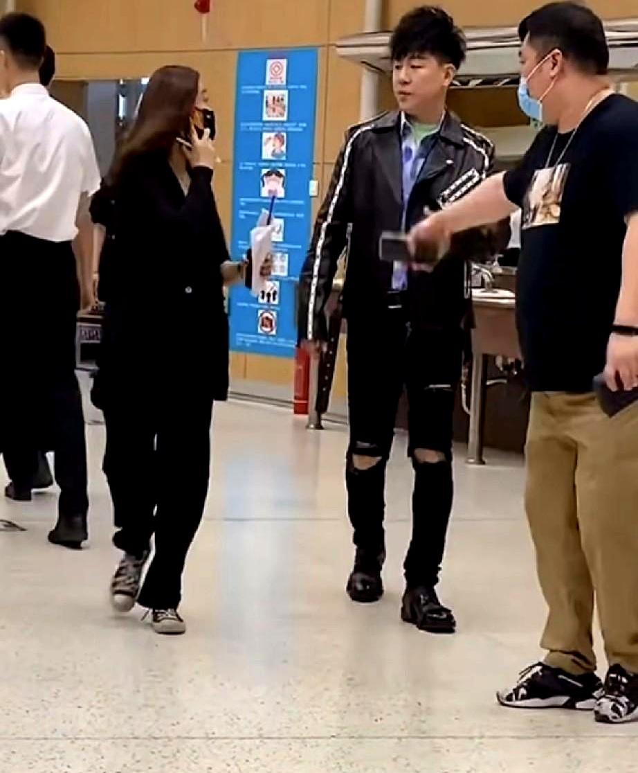 胡彦斌这紧身裤号太小了！
 

他用一身紧绷的装扮，硬是把自己往年轻人的队伍里塞