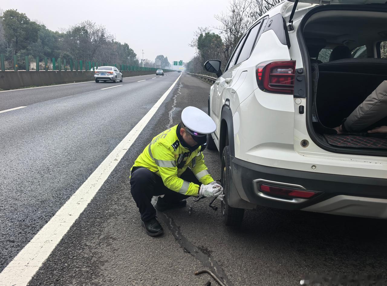 今日8时许， 蒸湘南大队民警巡逻至许广高速往北865公里处时，发现有一辆爆胎的小