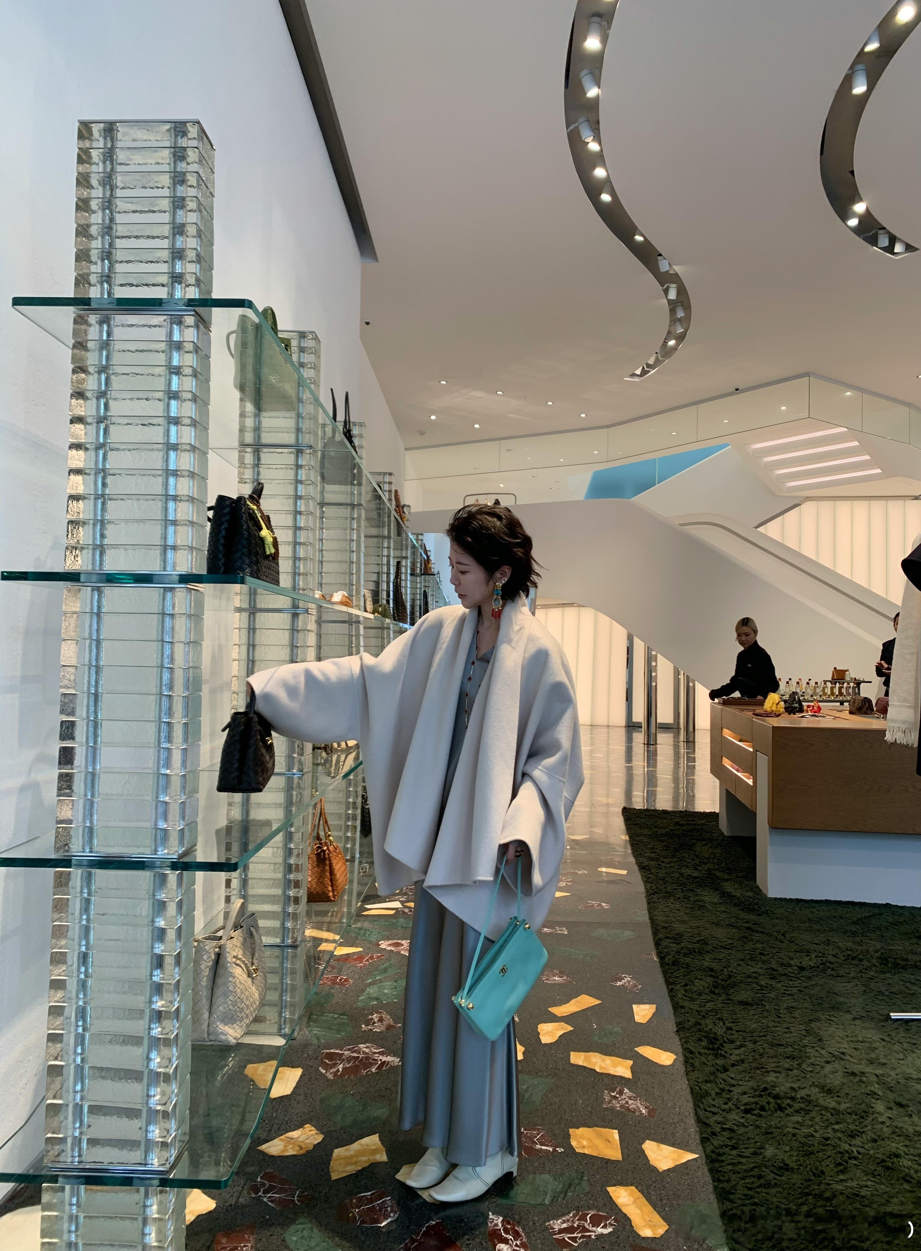 奶油米短大衣 这一身好气质！链接🔗都已经出了，大家喜欢的可以先加购明晚7点约一