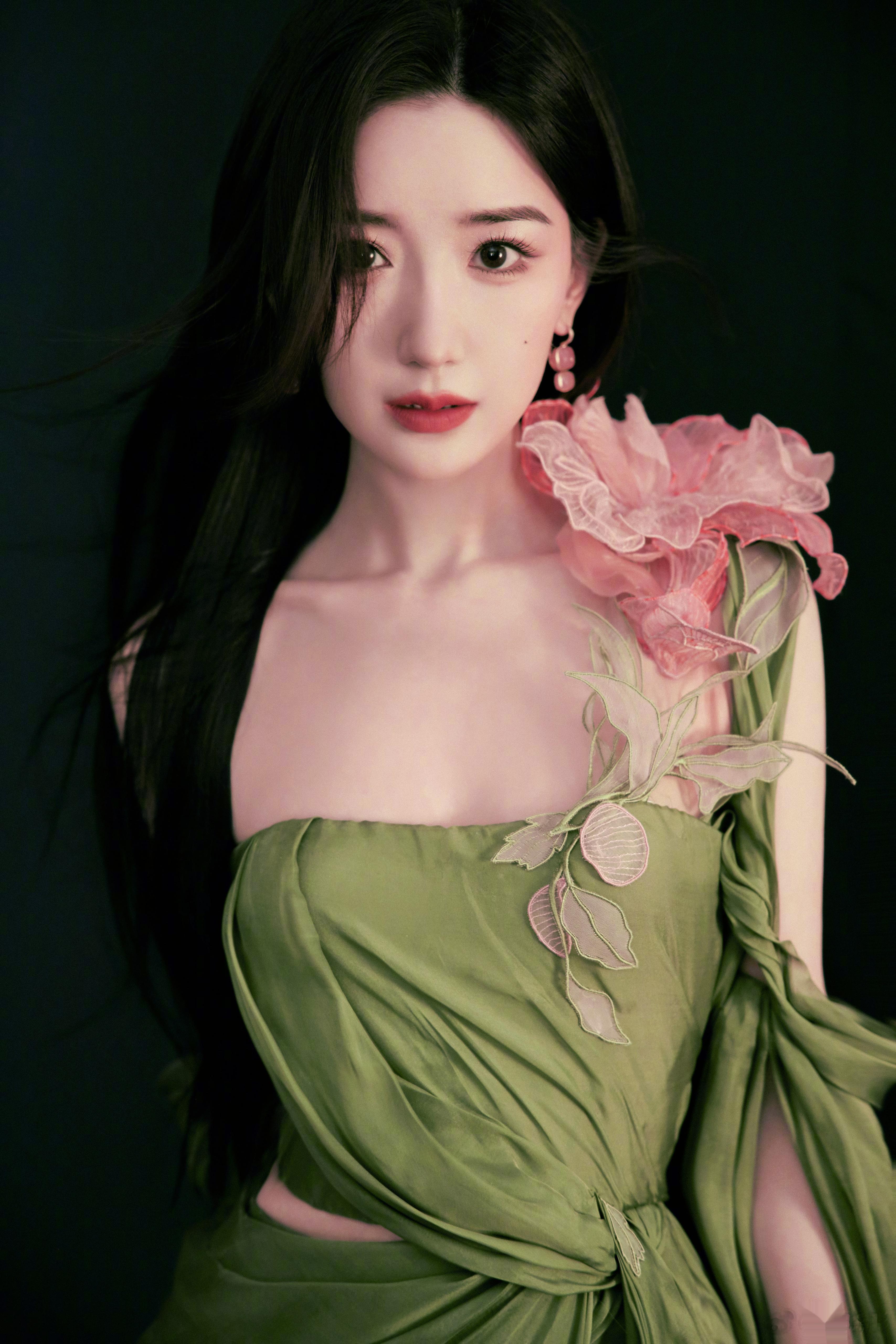 毛晓彤 清新绿色长裙 ​​​