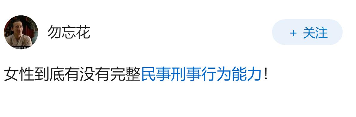 女友被撞身亡，男友未报警未救助自行离开，他应承担哪些法律和道德责任？