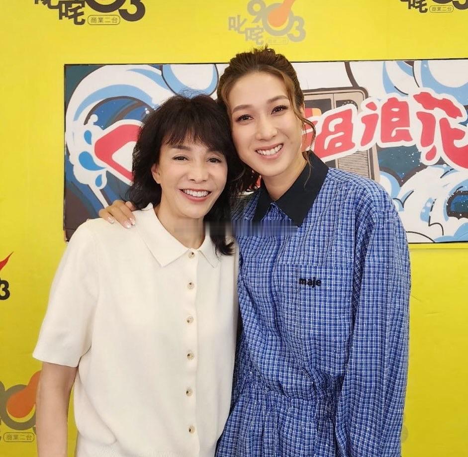 钟嘉欣上郑裕玲的电台节目接受访问 ​​​