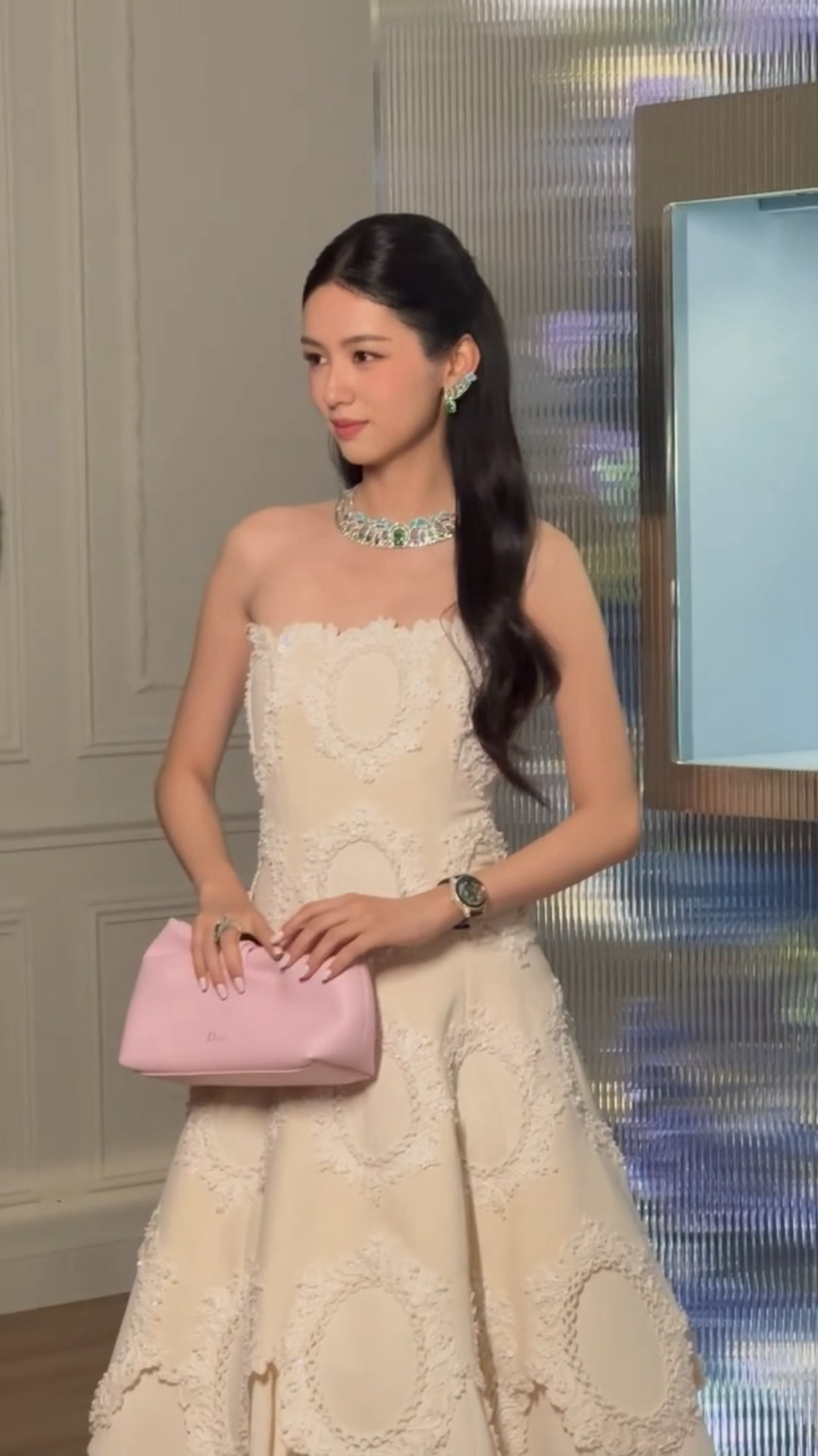 周也，完全符合我心中的温柔气质高知富家女，身上散发着淡淡的贵气感