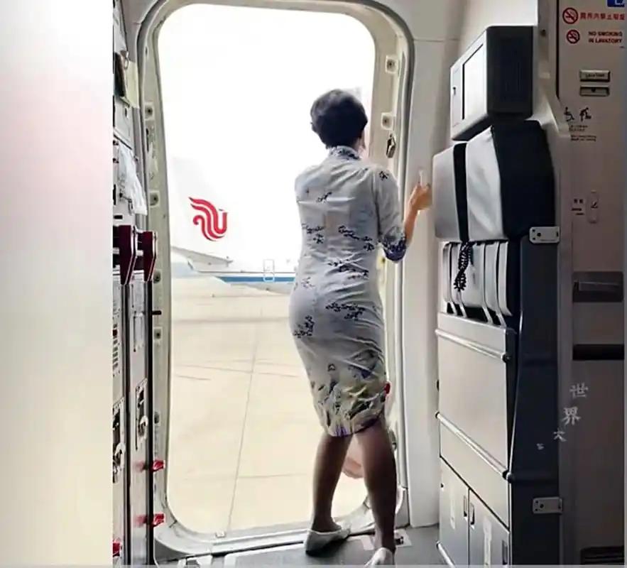 为什么几亿的飞机舱门，非得人硬关？

几亿的钢铁巨鸟，空姐关舱门时却要憋脸红脖子