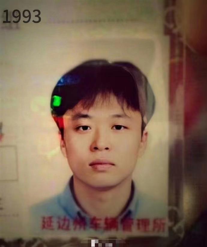 网友扒出了21岁的罗永浩照片，据说那会是罗永浩本人最瘦的2-3年了，目的是为了追