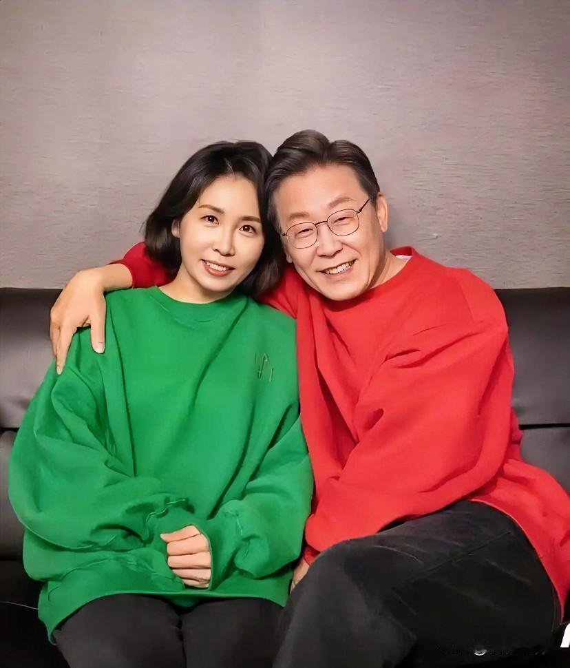 自古妻贤夫祸少，李在明夫人金惠景一看就是一个温良恭俭让的人，从小家教应该很好，李