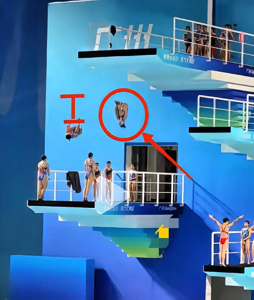 全红婵最牛的一点就是，
​核心力量极其恐怖。
​明明体重比搭档大，却比搭档
​跳