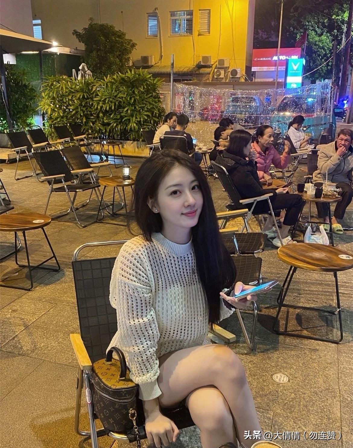 年轻时为爱哭，
长大后为钱愁。
挣钱很苦，
花别人的钱更苦。
当家人急需帮助，