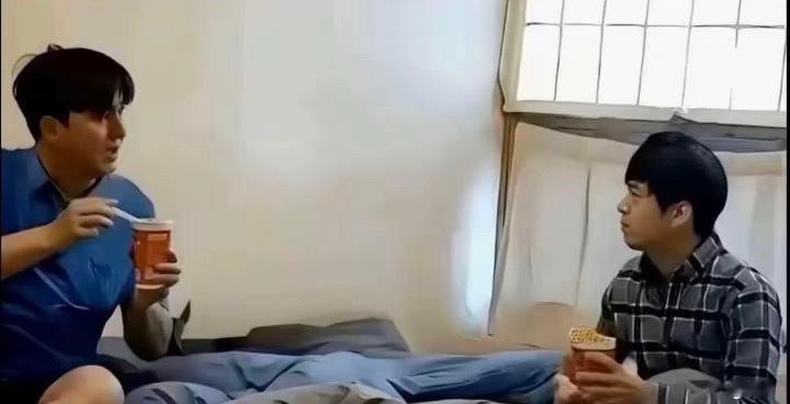 #疑似何炅攻击性最强的一集# 何炅能动手就别吵吵！！何炅黄磊打起来了！！！ ​​