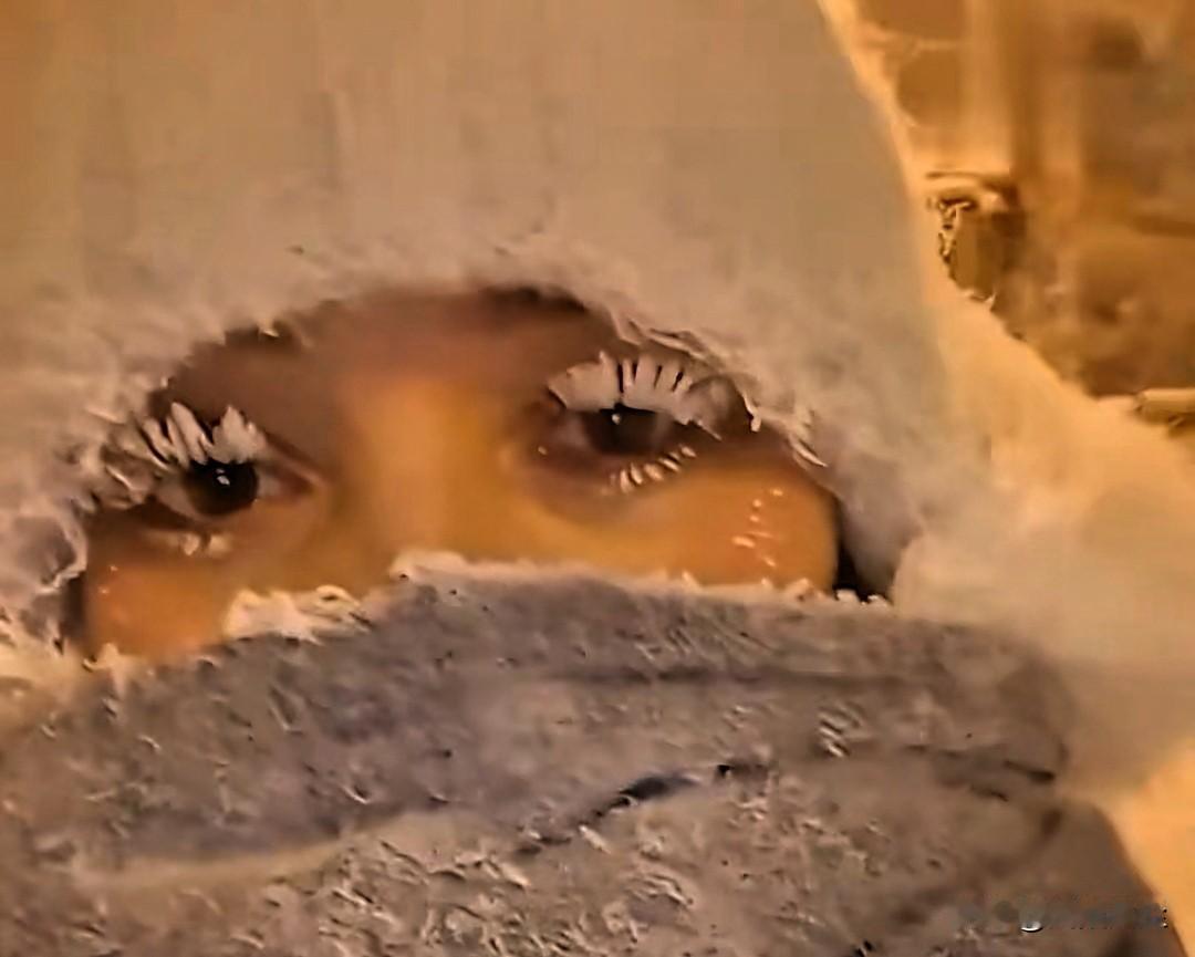 俄罗斯雅库特地区遭遇暴风雪来袭，部分地区气温骤降至零下56度。在目前的极端低温下