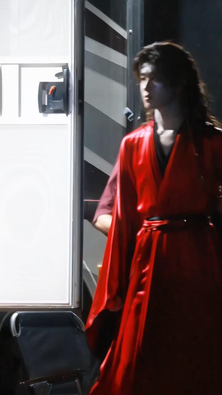 田嘉瑞《魂判九川》今日夜戏路透红衣男鬼云九川上线，瘦成纸片人了期待男鬼一云九川田