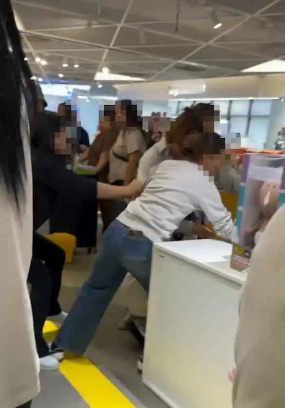 首尔街头突发激烈肢体冲突！现场一名法国女性公然放话，声称 "全世界范围内中国人都