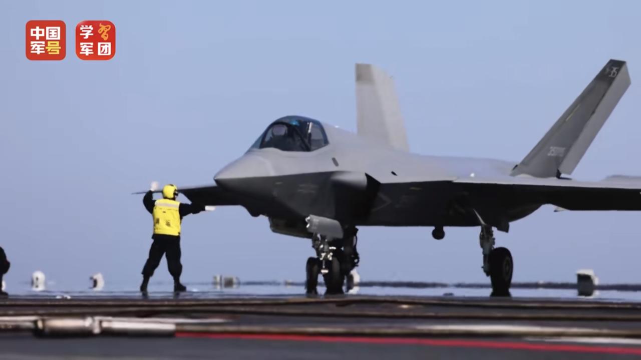 福建舰航母上的舰载机歼-35隐形战斗机，应该是世界上最好看，战斗力最强的第五代舰