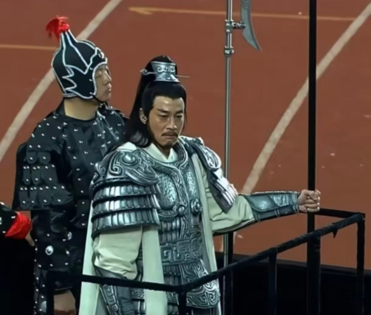 苏超被何润东带火了 何润东身披铠甲的样子，真的就是西楚霸王本人，14年过去，他的