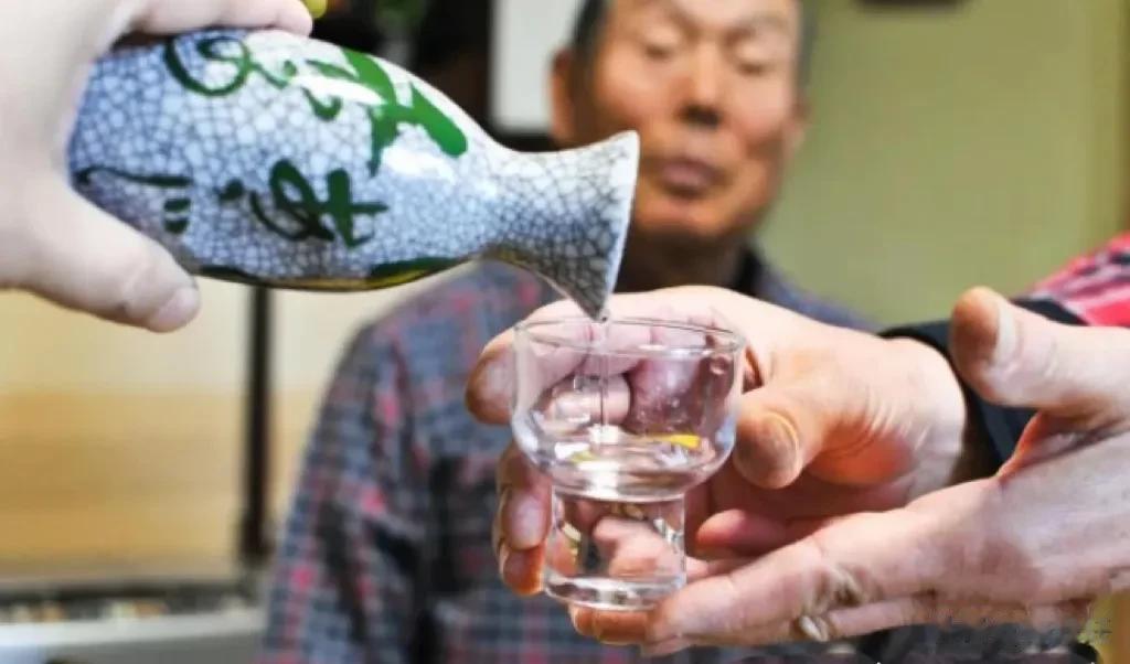 年轻人VS老年人喝酒的不同？看看你都中了那几条。

1、年轻人喝酒看故事，老年人
