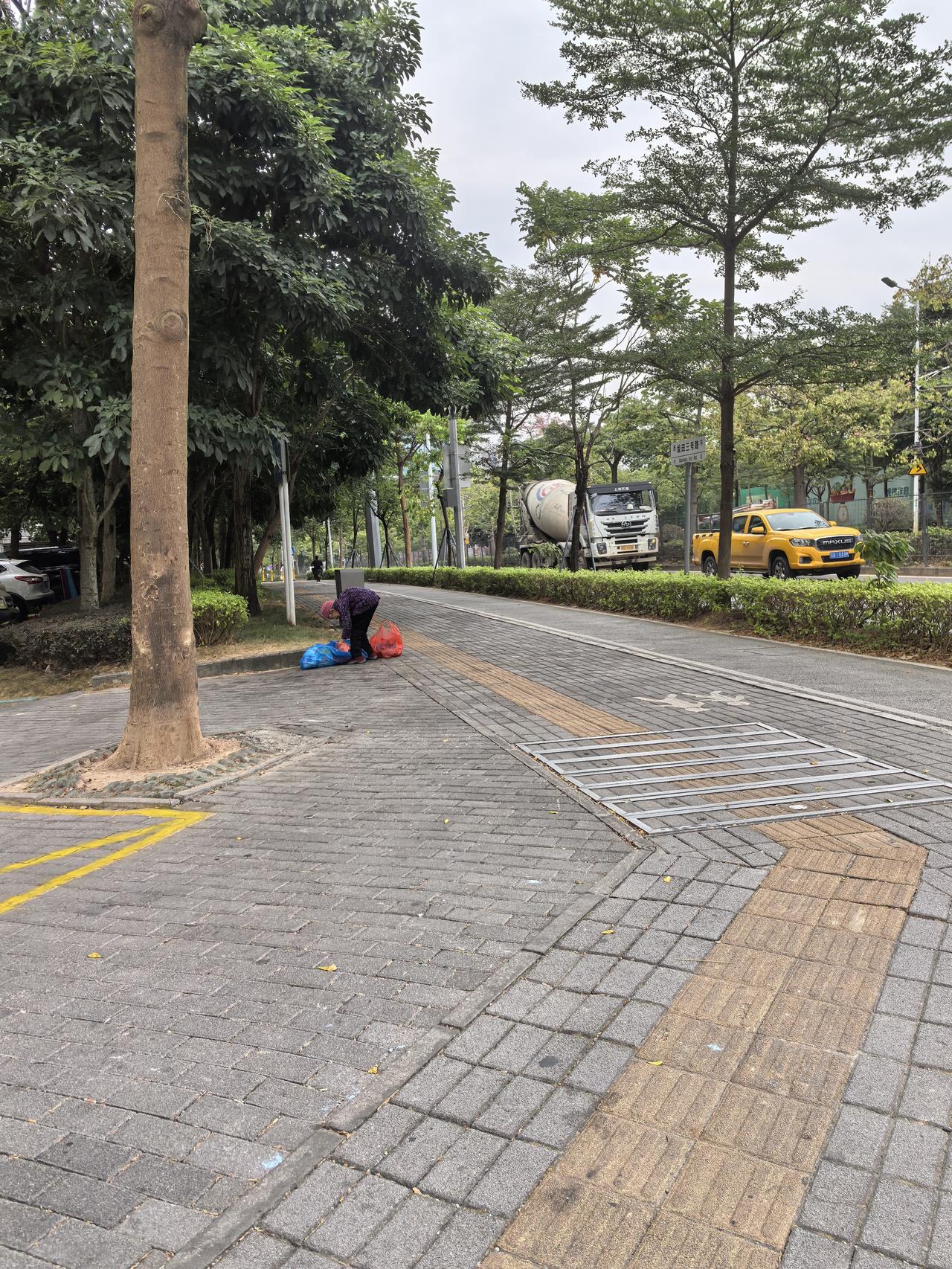 尊重老人，也是一种孝敬。
       我们小区有位捡纸皮的老婆婆，八十来岁，佝