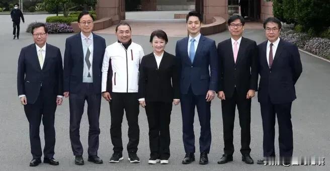 帅气有型也是一种优势和资本，蒋万安的气质不错……！