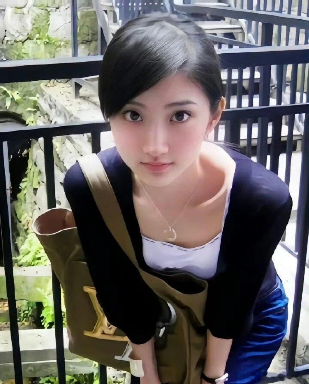 狗仔称景甜之前被张继科骗钱狗仔这是杀疯了，啥都往外说，估计一场官司是跑不了了