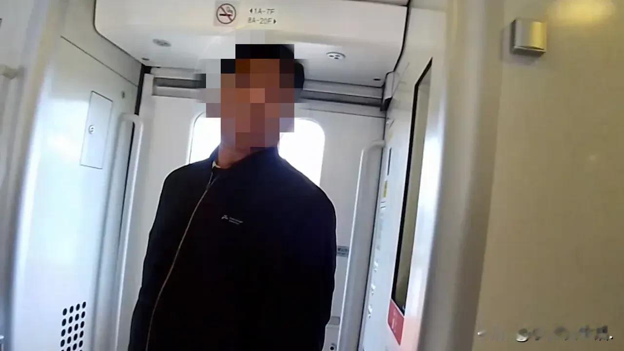 “烟瘾不是借口，违法必受惩处！”在由上海开往青岛北的 D2192 次列车上，竟有