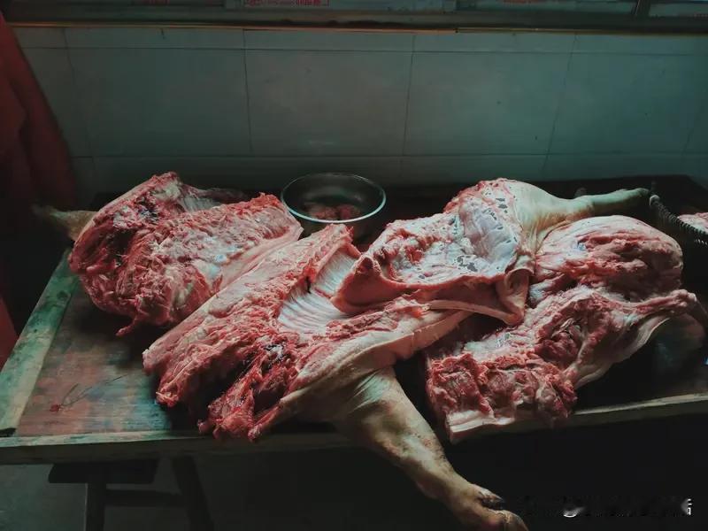 惊！重庆女孩一句“帮按年猪”，引3000人赴约！
       杀年猪、吃刨猪汤