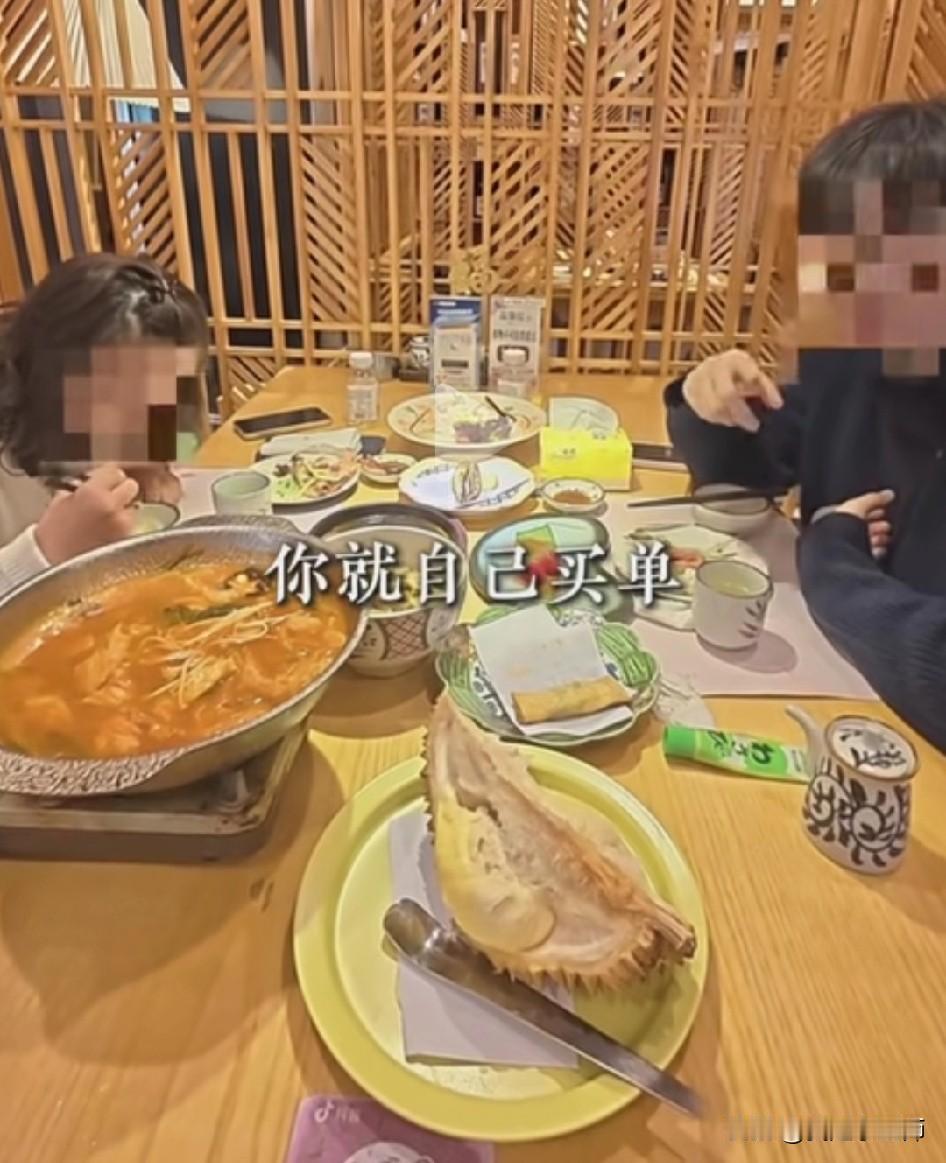 见过不要脸的，
但没见过这么不要脸的！
一男一女在餐厅吃饭，
女服务员不小心把隔