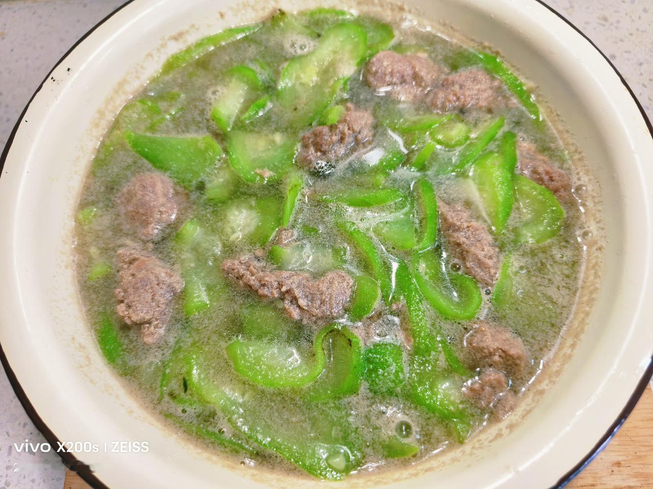 夏日生活打卡季丝瓜肉丸汤。早上出门我购买了少量的黑毛土猪梅花肉，摘了自家种的几条
