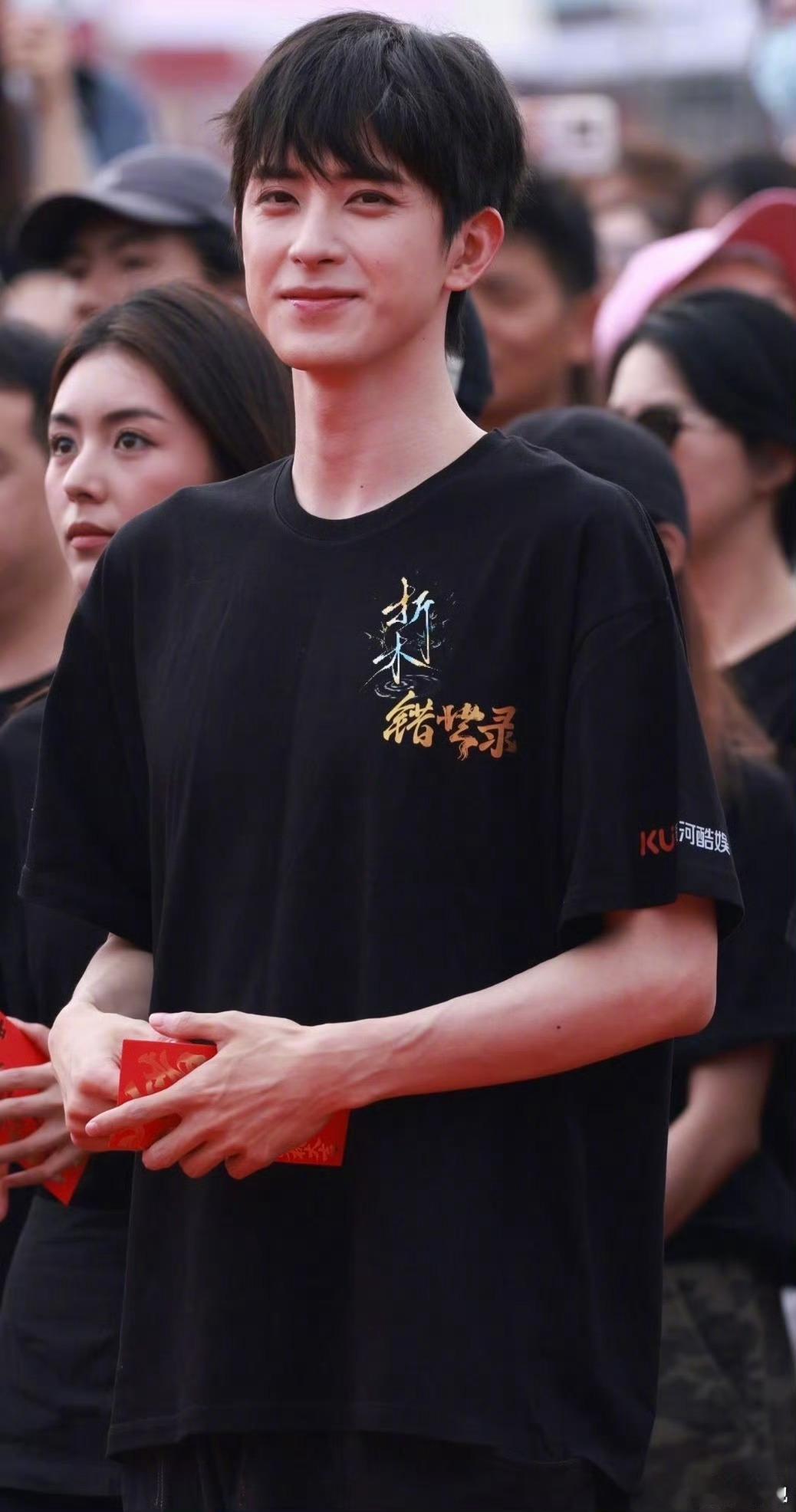 敖瑞鹏错世录开机照 敖瑞鹏张淼怡新剧开机路透全素颜敖瑞鹏怎么样？