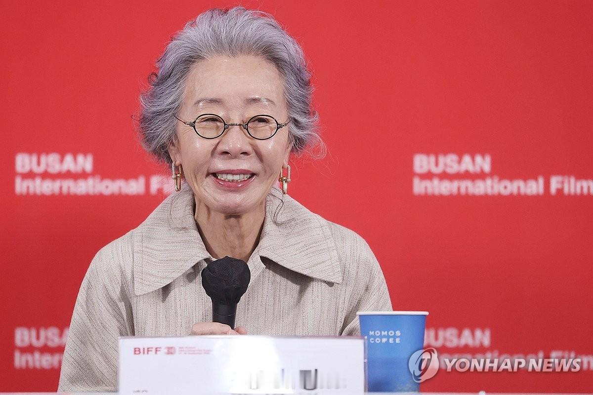 【演员尹汝贞入围美国艾美奖最佳女配角奖】 美国电视艺术与科学学院（ATAS）8日