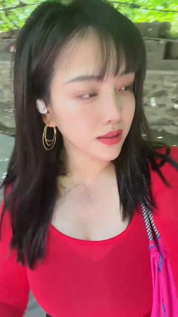 我感觉我没救了。本来性格有点抽象，现在可好？炒股加一层神经病，玩自媒体就加两层。