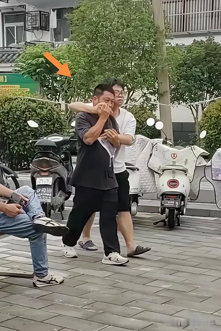 老爹陪儿子去参加高考，上午的考试结束后，带儿子吃了午饭，又在宾馆给儿子开了房间休